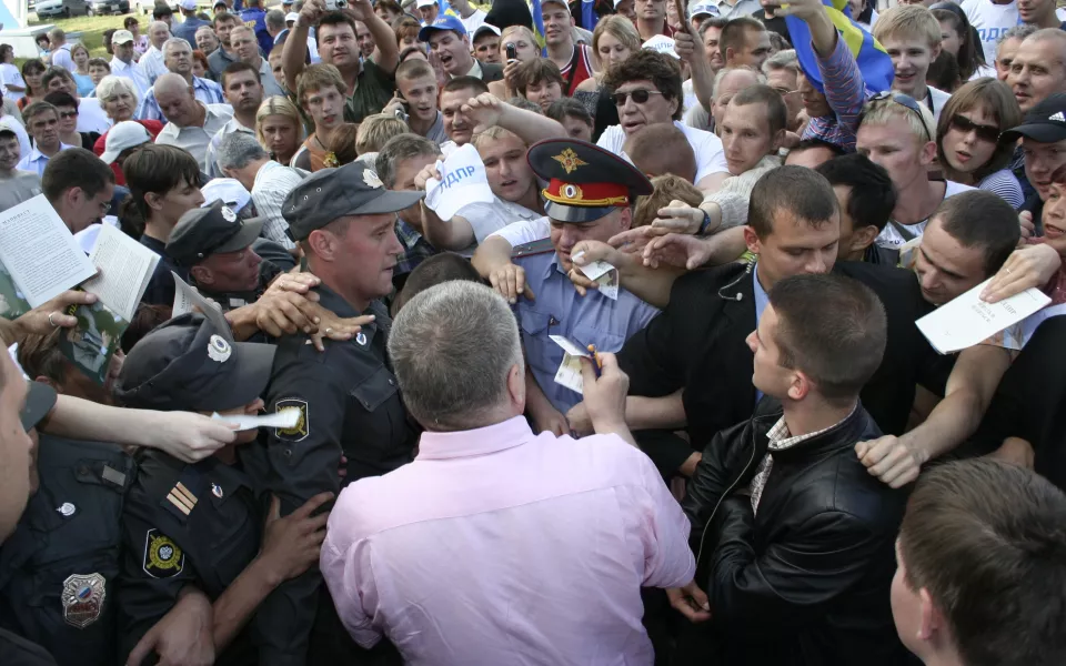 Деньги  народу, одеколон  журналистам: как Жириновский приезжал на Алтай. Фото