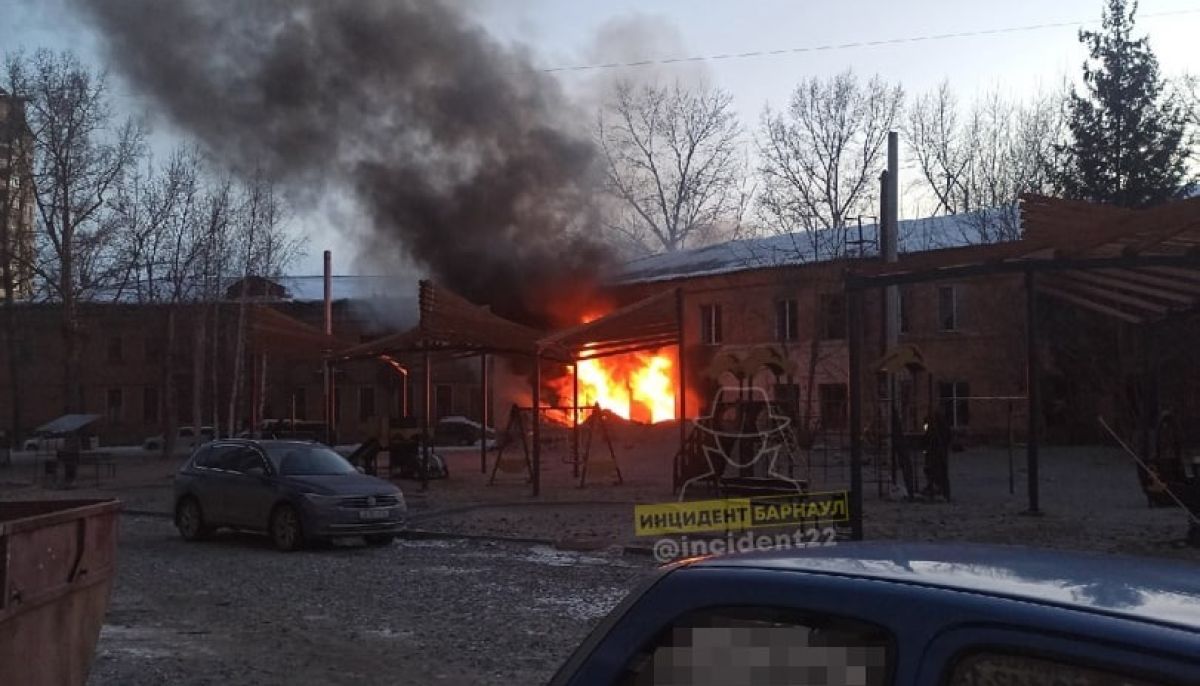 В Барнауле начался пожар в бараке на улице Профинтерна - Толк 26.03.2022