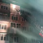 В Заринске пожарные эвакуировали через окно четырех жильцов и двух детей