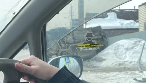 В Барнауле машина перевернулась на бок после ДТП на перекрестке