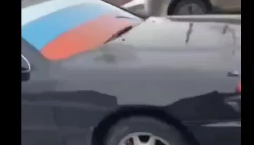 В Бийске автомобиль с российским флагом на лобовом стекле попал в аварию