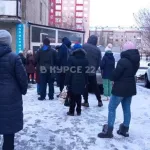 В Барнауле огромная очередь растянулась у детской поликлиники