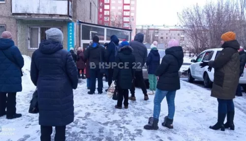 В Барнауле огромная очередь растянулась у детской поликлиники