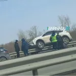 Внедорожник оседлал отбойник на выезде из Барнаула