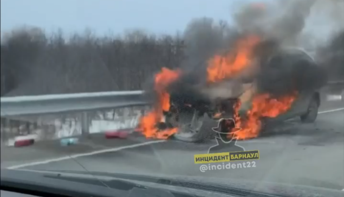 На дороге недалеко от Белокурихи загорелась легковая машина - Толк  03.04.2022