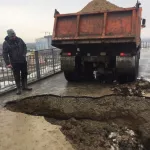 В барнаульском Нагорном парке заделали глубокую яму на террасе