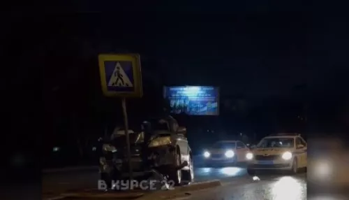 В Барнауле автомобиль влетел в дорожный знак на Павловском тракте