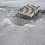 В Алтайском крае три автомобиля с людьми провалились под лед