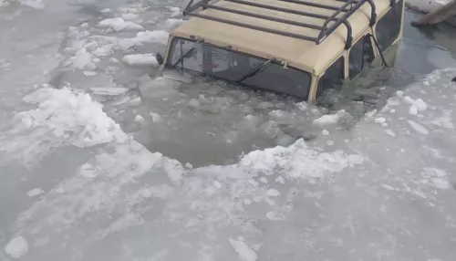 В Алтайском крае три автомобиля с людьми провалились под лед