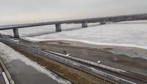 В Барнауле в районе речного вокзала начал таять лед на Оби