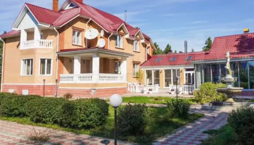 В Бобровке продают коттедж с каминным залом и бильярдной за 55 млн рублей