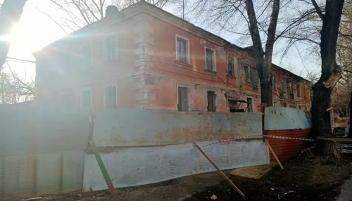 В Барнауле в Октябрьском районе сносят два аварийных дома