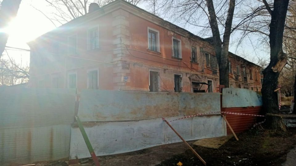 Работы по сносу дома в Барнауле