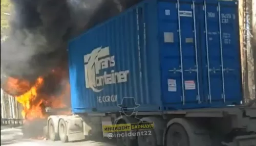 В Барнауле 7 апреля на шоссе Ленточный Бор сгорела фура