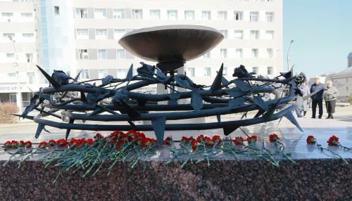 Барнаульские школьники возложили цветы к Вечному огню к восьмилетию ДНР и ЛНР