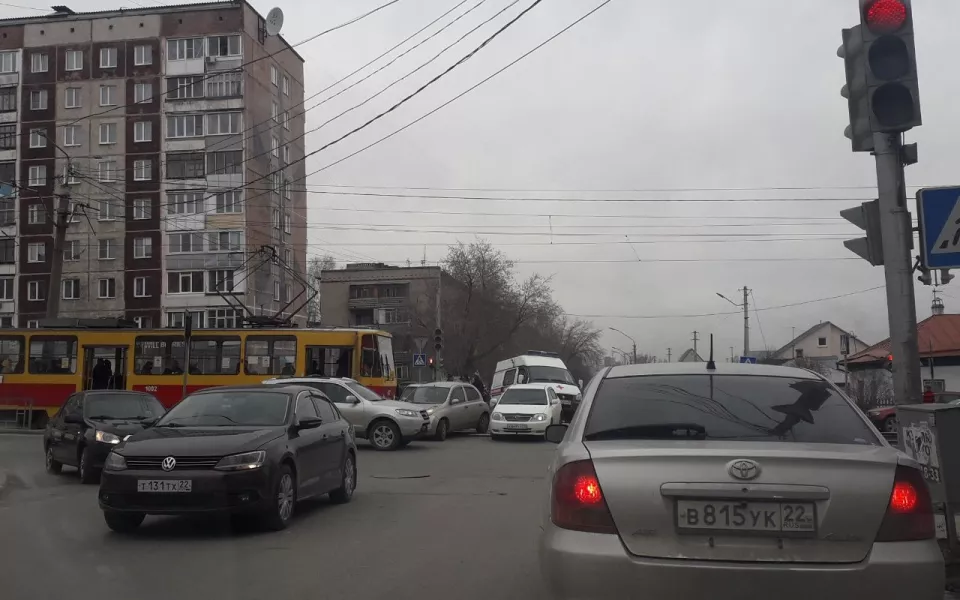 В Барнауле трамвай и легковушка попали в ДТП на Северо-Западной