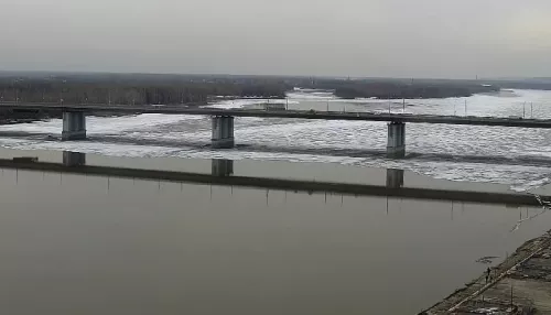 Оторвало и унесло. На Оби в Барнауле начались активные подвижки льда
