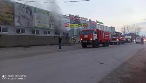 В Алейске 8 апреля горело здание торгового центра ЦУМ