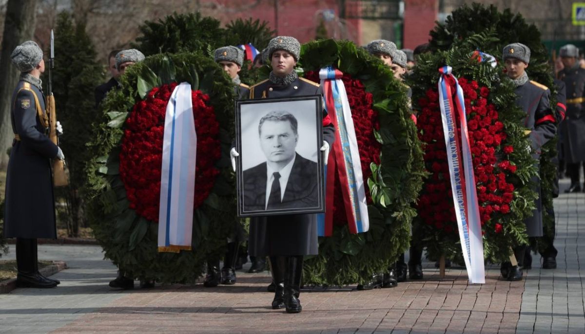 Памятник жириновскому в москве фото где находится