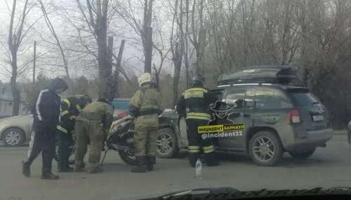 Водитель мотоцикла пострадал при столкновении с иномаркой в Барнауле