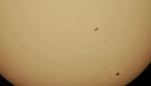 Барнаульский фотограф заснял полет МКС на фоне Солнца
