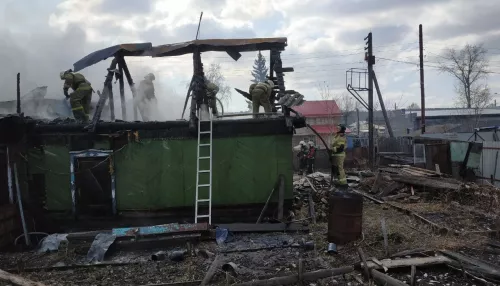 В МЧС показали кадры сгоревшего в Барнауле жилого дома