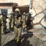 Троих человек спасли при пожаре в двухэтажке в Рубцовске