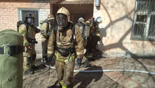 В Барнауле при пожаре в доме на Северо-Западной спасли 10 человек