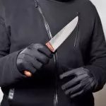 В Подмосковье курьер службы доставки ранил ножом женщину