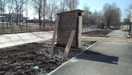 Барнаульский общественник пожаловался на туалет на городском газоне