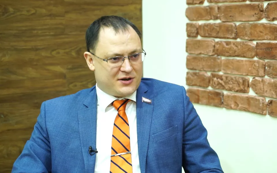 Директор ДСУ в Барнауле Николай Данилин рассказал о проблеме качества дорог