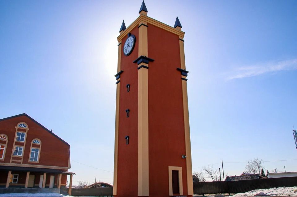 Территорию нового придорожного сервиса украшает башня с часами