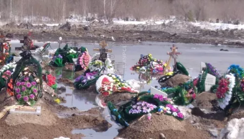 Барнаульцы пожаловались на размытую дорогу на Черницком кладбище