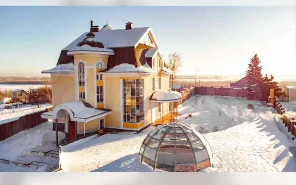 В Барнауле продают особняк с куполом в spa-зоне и расписными стенами