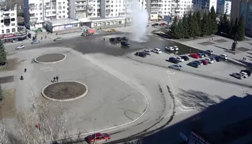 Гигантский фонтан с кипятком забил у здания городского суда в Бийске