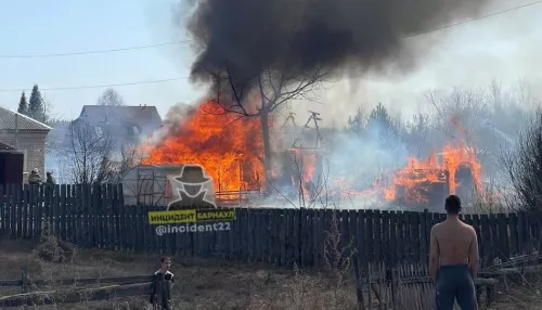 В Бобровке сильный пожар начался около садоводства