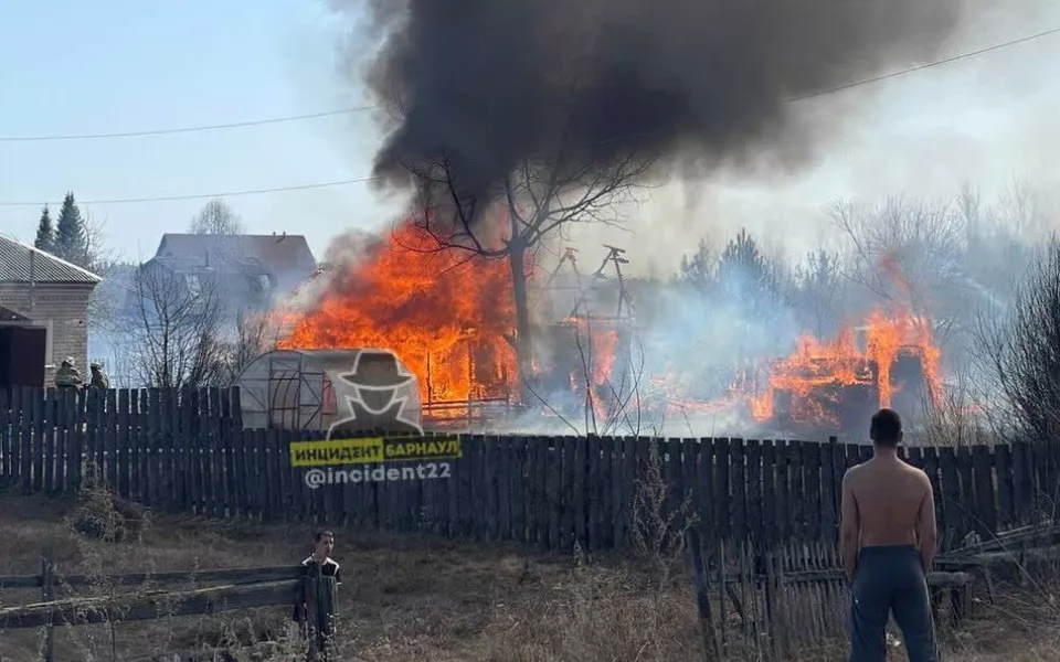 В Бобровке сильный пожар начался около садоводства
