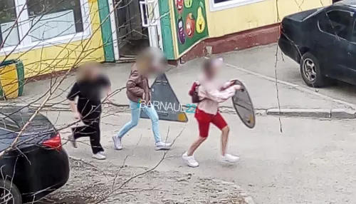 В Барнауле три девочки унесли предупреждающие знаки с места ремонта на сетях