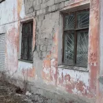 Житель аварийного дома в Барнауле продолжает жить в пустом доме