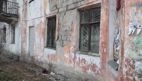 Житель аварийного дома в Барнауле продолжает жить в пустом доме