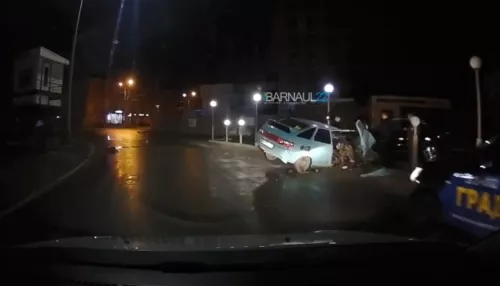 В Барнауле легковушка попала в жесткое ДТП в районе ж/д вокзала