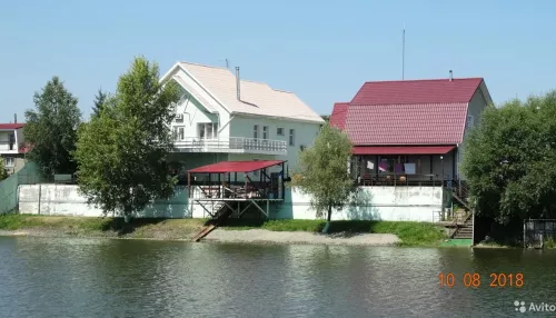 Недалеко от Барнаула за 16,8 млн продают базу отдыха с выходом к озеру