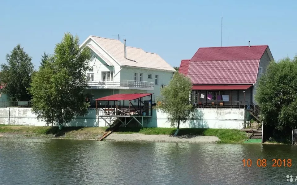 Недалеко от Барнаула за 16,8 млн продают базу отдыха с выходом к озеру