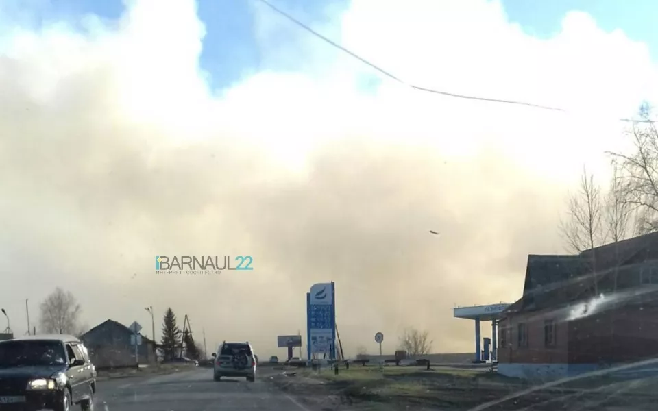 В Алтайском крае дороги заволокло дымом из-за пожаров на полях