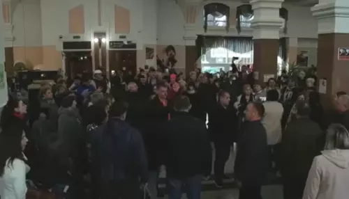 Спели хором: в Рубцовске на вокзале прошел патриотический флешмоб