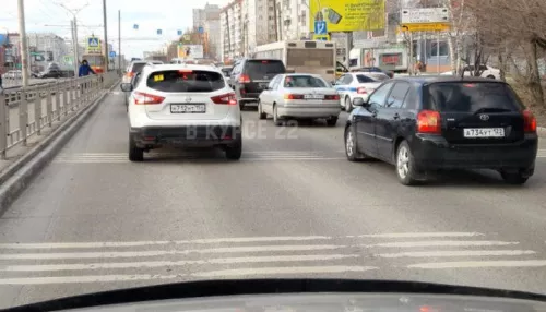 В Барнауле пассажирский автобус сбил пешехода на улице Попова