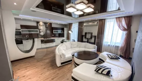 В Барнауле трешку с мозаикой и подсветкой на потолках продают за 9 млн рублей