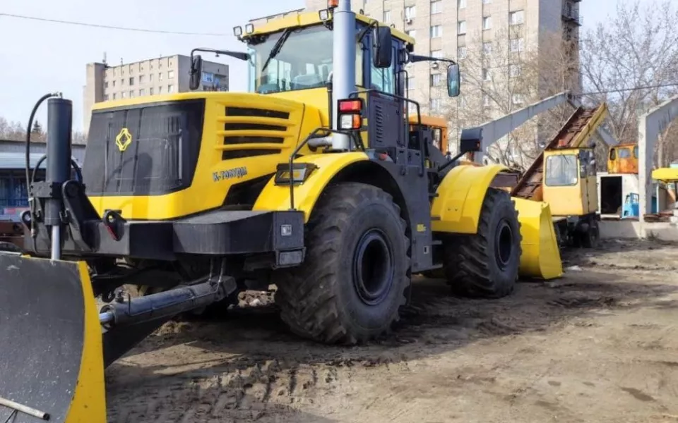 Барнаульские дорожники получили новые машины для ремонта дорог