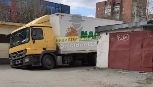 В Барнауле грузовик Мария-Ра провалился в дорожную яму