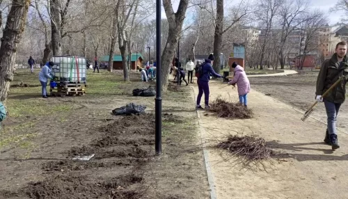 Барнаульский парк Изумрудный убрали от мусора после зимы
